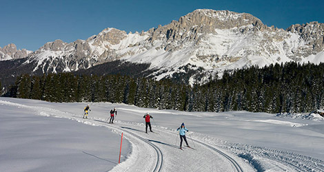 Bambino gioca nella neve